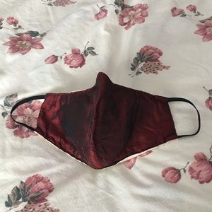 Silk face mask: reversible red gold with pocket